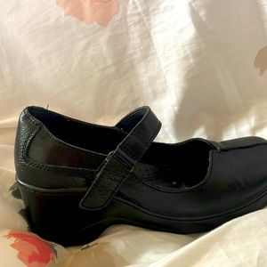 Black heeled clogs